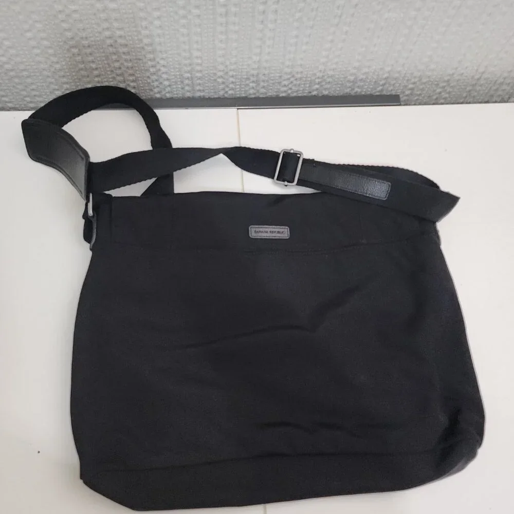 Banana Republic Black Messenger Laptop Bag Adjustable Strap Work Travel - Picture 7 of 13